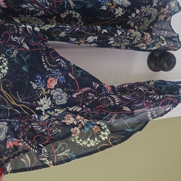 Bebe Navy Floral Women's Blouse, on Shoulders Or Off Ruffle 3/4 Sleeves L NWT - Picture 3 of 6